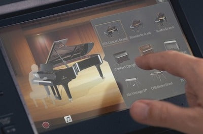 Ngoài việc cho phép bạn chọn từ nhiều loại đàn piano, bao gồm cả đàn cơ và đàn điện, màn hình điều khiển cảm ứng cho phép bạn hòa mình trong các không gian biểu diễn khác nhau như hội trường và thánh đường, mỗi nơi đều có âm vang riêng biệt trên Yamaha CVP-905