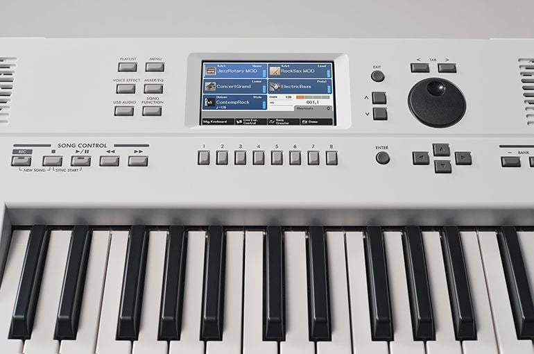 Yamaha ELA-1 có màn hình màu TFT 4,3 inch rất dễ đọc