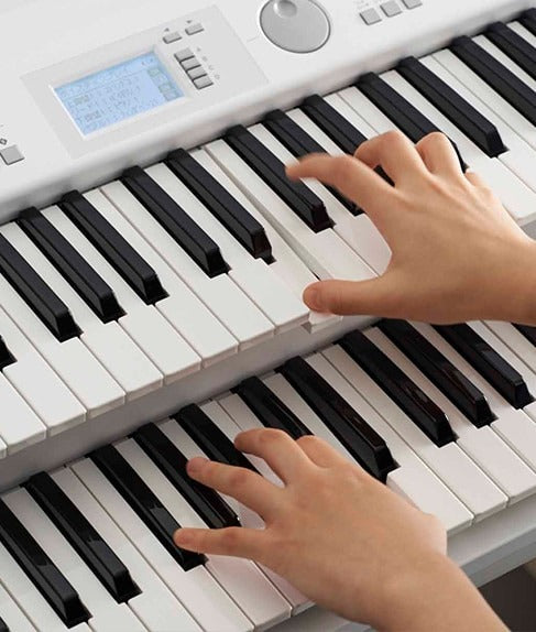 Nhạc cụ nhỏ gọn này cho phép bạn trải nghiệm niềm vui bằng cả cơ thể khi chơi nhạc trên Yamaha ELB-02