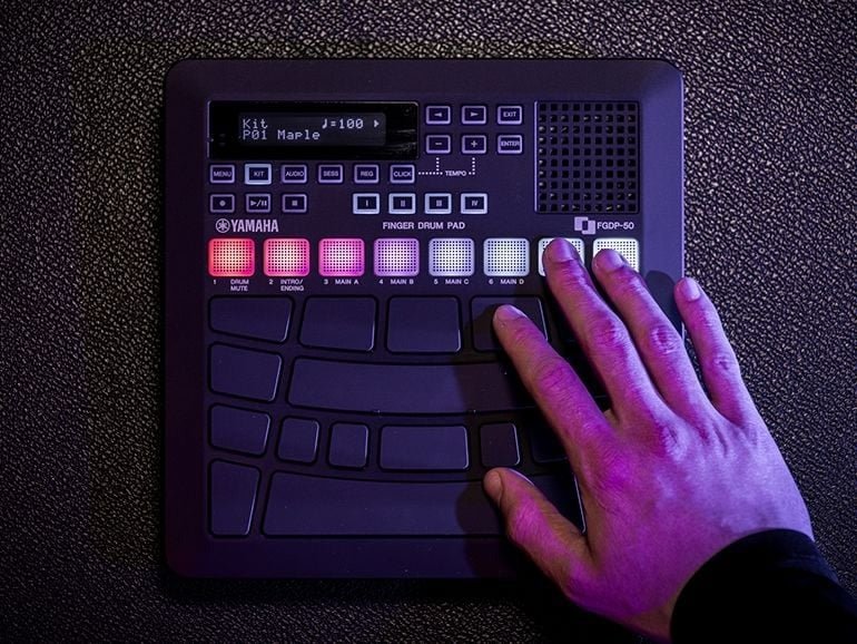 Gắn mẫu sampler ngắn từ USB vào các mặt bất kỳ trên Yamaha FGDP-50