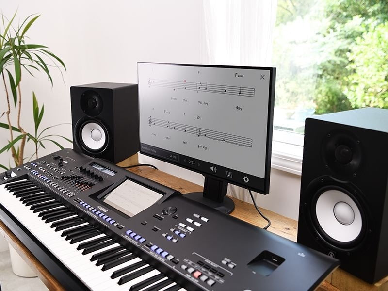 Màn hình LCD lớn trên Yamaha Genos2