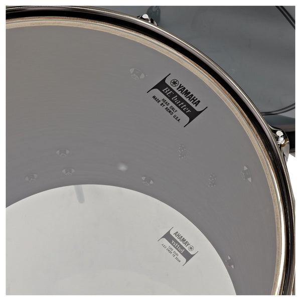 Phần cứng màu bạc sậm và bên trong vỏ hoàn thiện màu đen trên Yamaha Live Custom