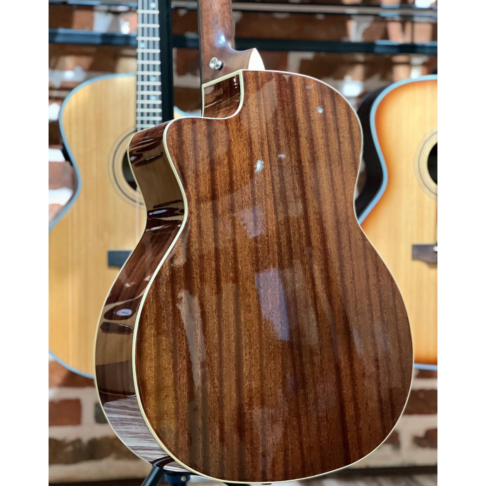 Đàn Guitar Acoustic Saga SF700GC Pro-Mai Nguyên Music