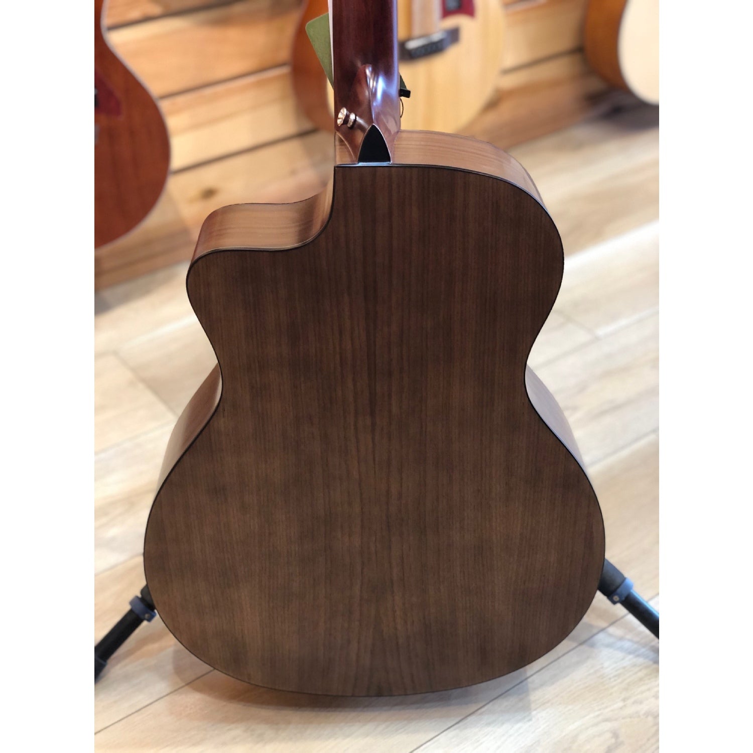 Đàn Guitar Acoustic Saga SF800GCE-Mai Nguyên Music