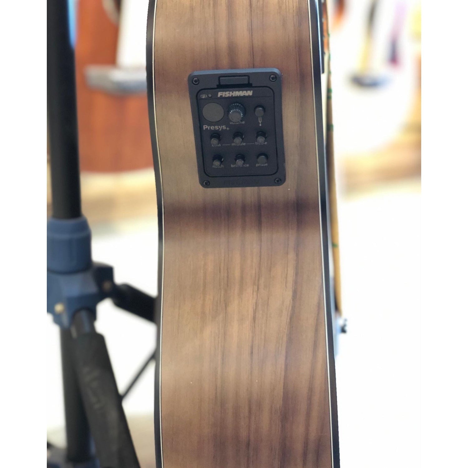 Đàn Guitar Acoustic Saga SF800GCE-Mai Nguyên Music