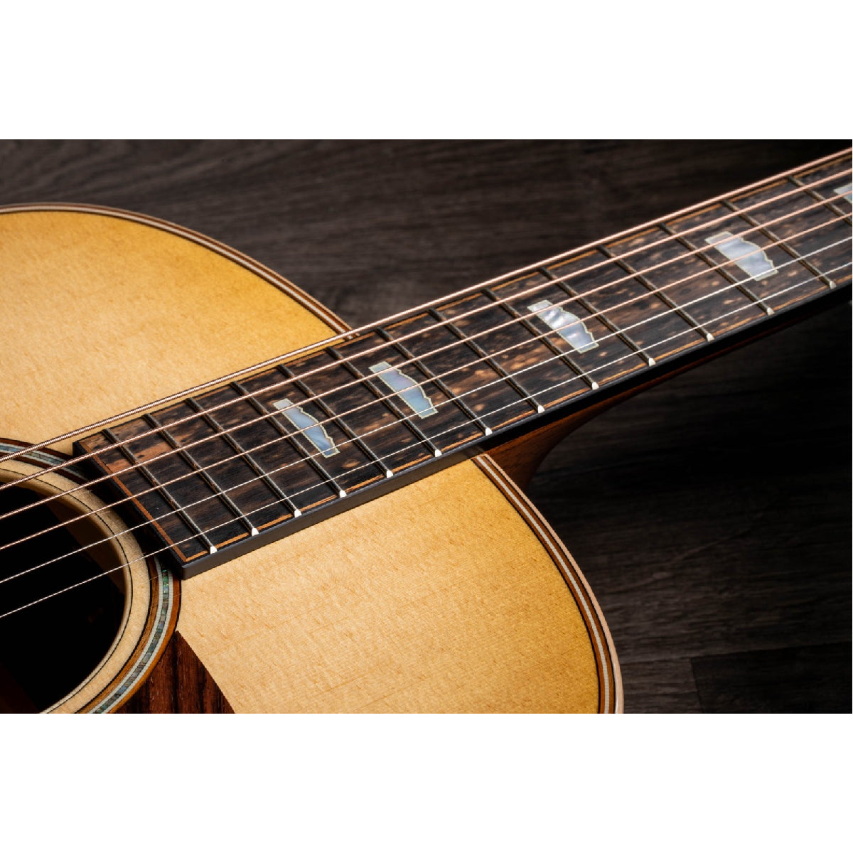 Đàn Guitar Acoustic Taylor 818e w/Case-Mai Nguyên Music