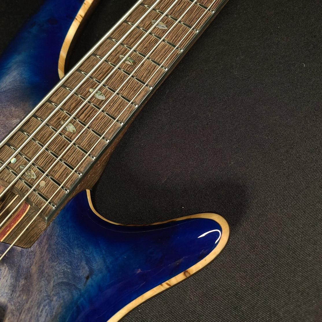 Đàn Guitar Bass 5-dây Ibanez SR Premium SR2605 w/Bag, Cerulean Blue Burst-Mai Nguyên Music