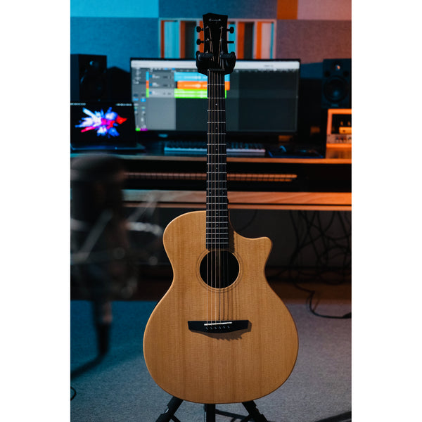 Đàn Guitar Acoustic-Electro được thiết kế mặt trên gỗ solid và được tích hợp hệ thống pickup SO TransAcoustic