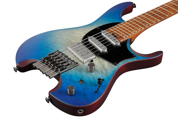 Ibanez QX54QM có mặt trên bằng gỗ Flame Maple