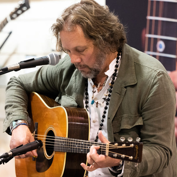 Hình ảnh Rich Robinson đang cầm cây đàn Martin D-28 Rich Robinson