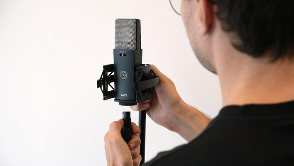 AKG C114 sử dụng kết nối XLR tiêu chuẩn,