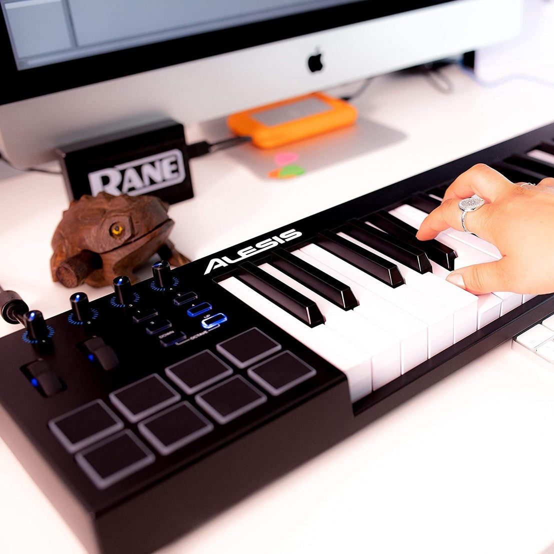 MIDI Keyboard Controller Alesis V49-Mai Nguyên Music