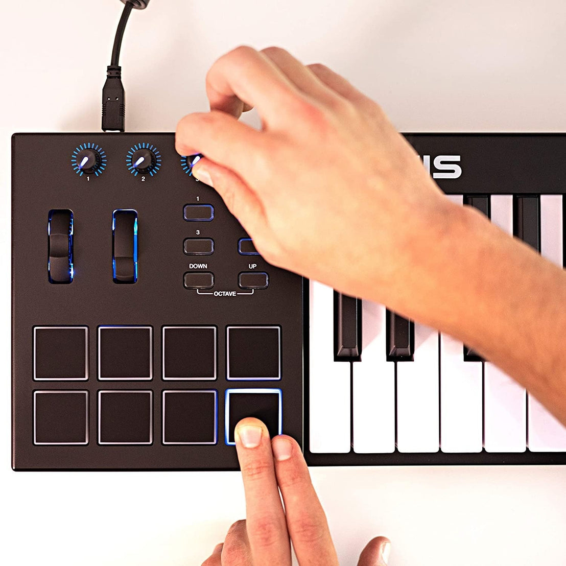 MIDI Keyboard Controller Alesis V61-Mai Nguyên Music