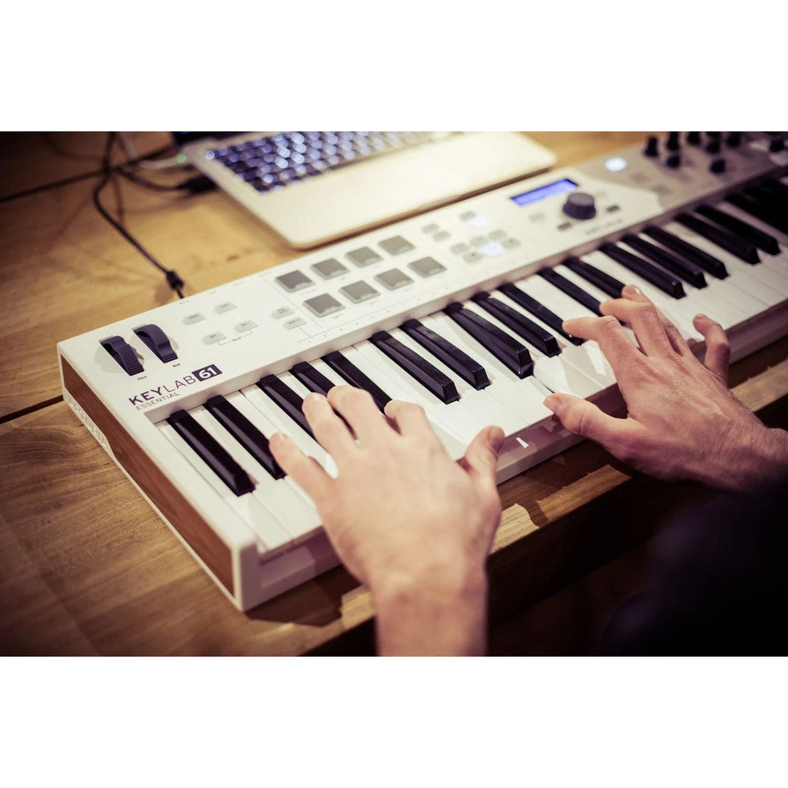 MIDI Keyboard Controller Arturia Keylab Essential 61-Mai Nguyên Music